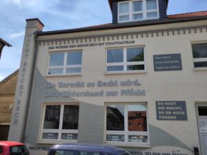 Gabäudewand in Osterwieck mit den Inschriften "Macht bricht Recht", "Die Würde des Menschen ist unantastbar", "Wo Unrecht zu Recht wird, wird Widerstand zur Pflicht", "Herrschen lernt sich leicht, regieren schwer", "Du hast die Macht, so üb auch Tugend"